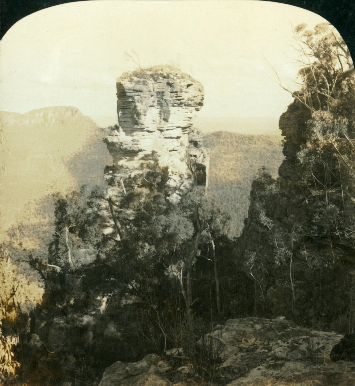 The Orphan and Indian Face Rocks,...Blue Mountains, N.S.W., Australia, 1909. av George Rose