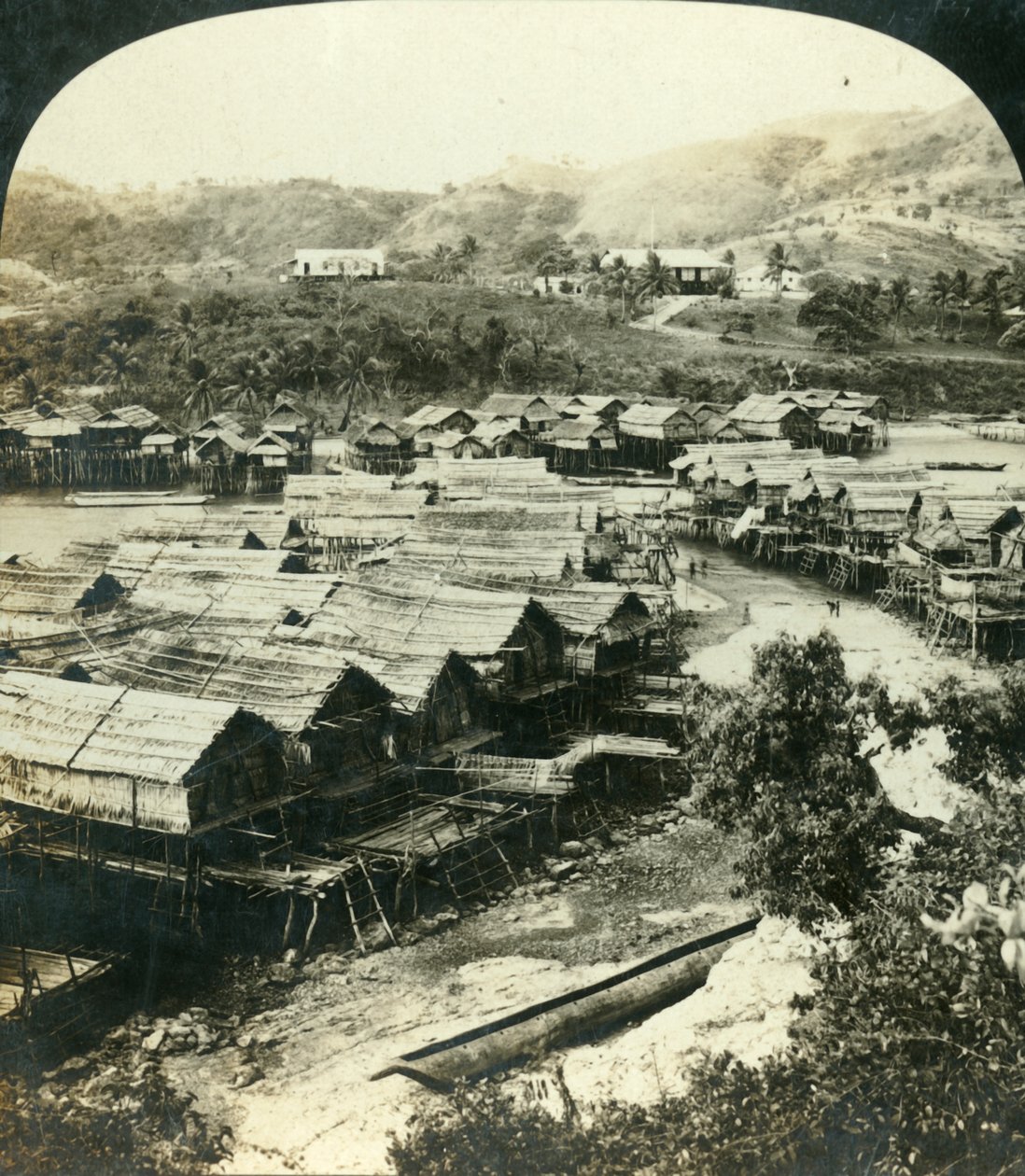 Landsbyen Ela-Varia, Britisk Ny-Guinea, c1909. av George Rose