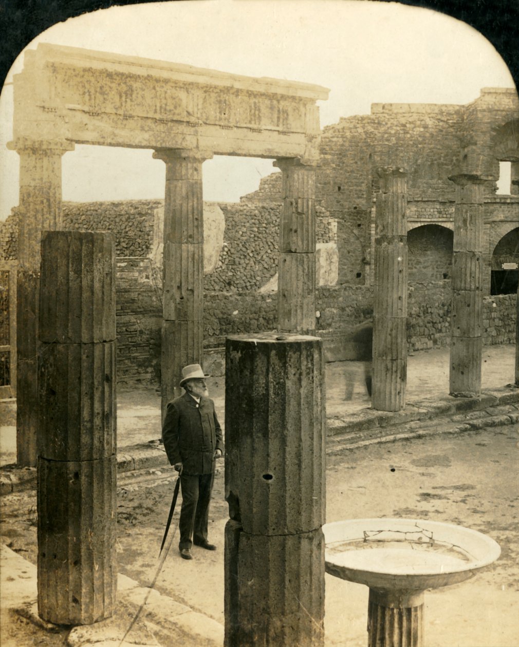 Triangulært forum, ruinene av Pompeii, Italia, c1909. av George Rose