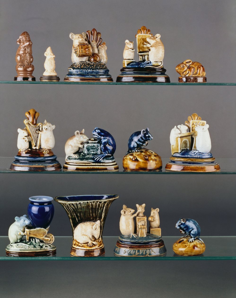 Et utvalg dyrefigurer modellert av George Tinworth av George Tinworth