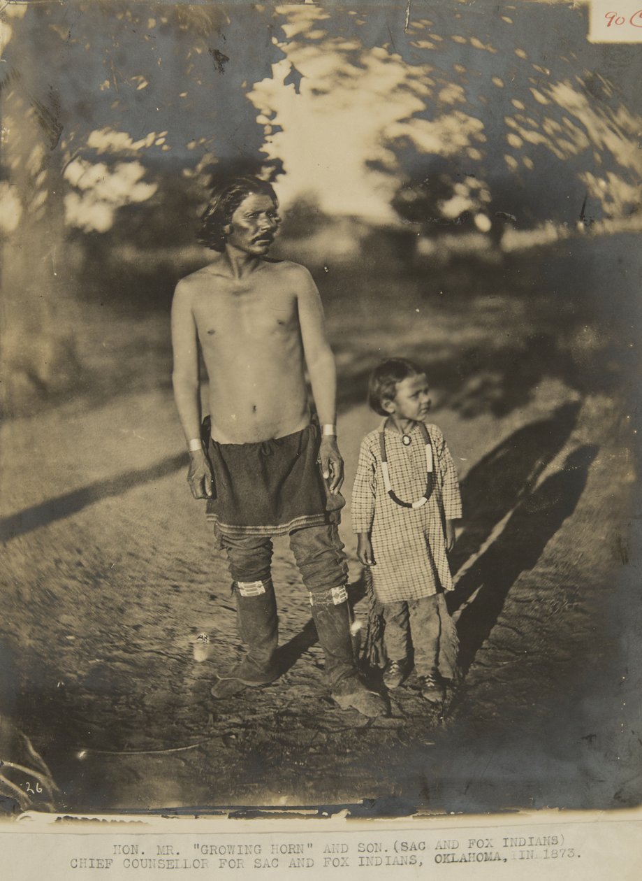 Hon. Mr. Growing Horn og sønn. (Sac and Fox Indian) Sjefrådgiver for Sac and Fox Indian, Oklahoma, i 1873 (bilde) av George W. Ingalls