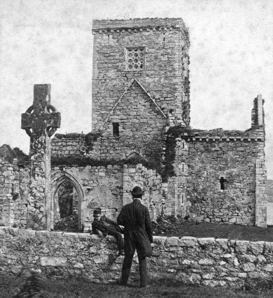 Ruinene av katedralen og St Martins Cross, Iona, Argyll og Bute, Skottland, sent på 1800-tallet. av George Washington Wilson
