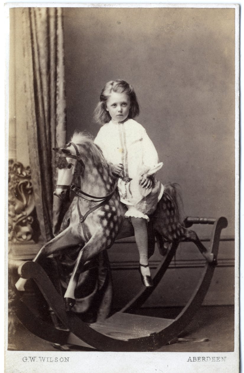 Ung jente sitter på en gyngehest, 1860-tallet (albumintrykk) av George Washington Wilson