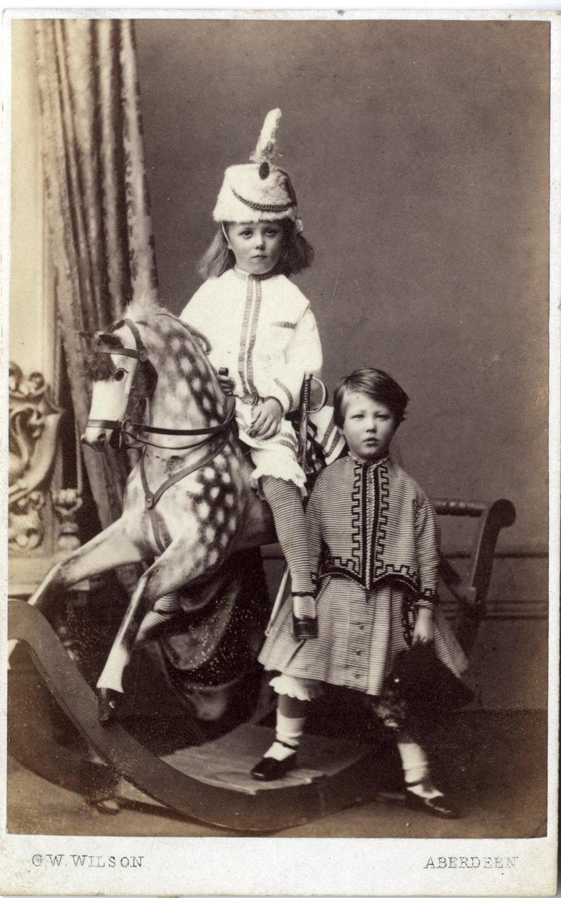 Ung jente med hatt på gyngehest med en annen jente stående, 1860-tallet (albumintrykk) av George Washington Wilson