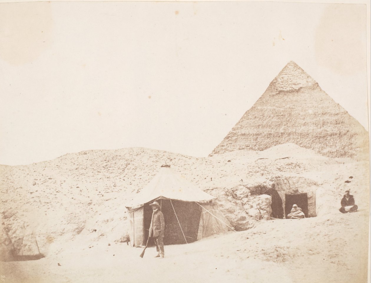 Fotografen foran teltet sitt på stedet for pyramiden til Khafre Chephren, 1851. av George Wilson Bridges