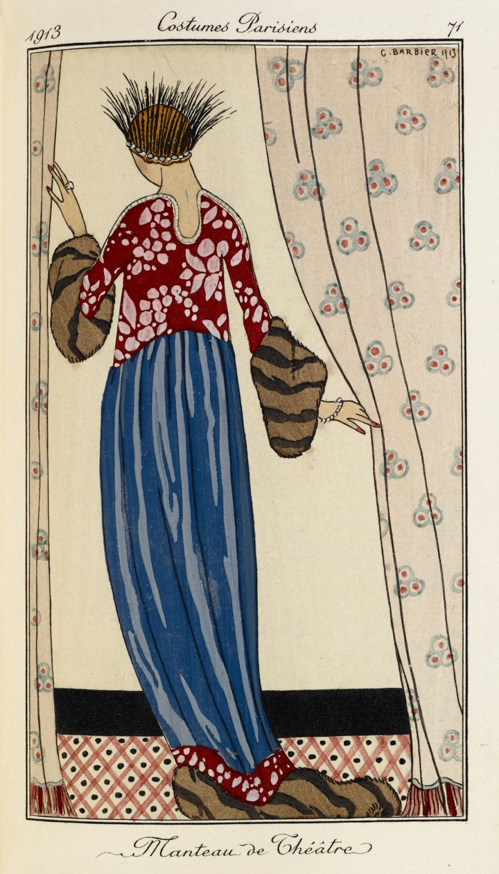 Manteau de Théâtre. Kostymer Parisiens nr.71. Kvinnen har på seg en rød mønstret kjole med et blått skjørt trimmet med pels. Hun har også på seg en fjærkledd hodeplagg i sort og sølv. av Georges Barbier
