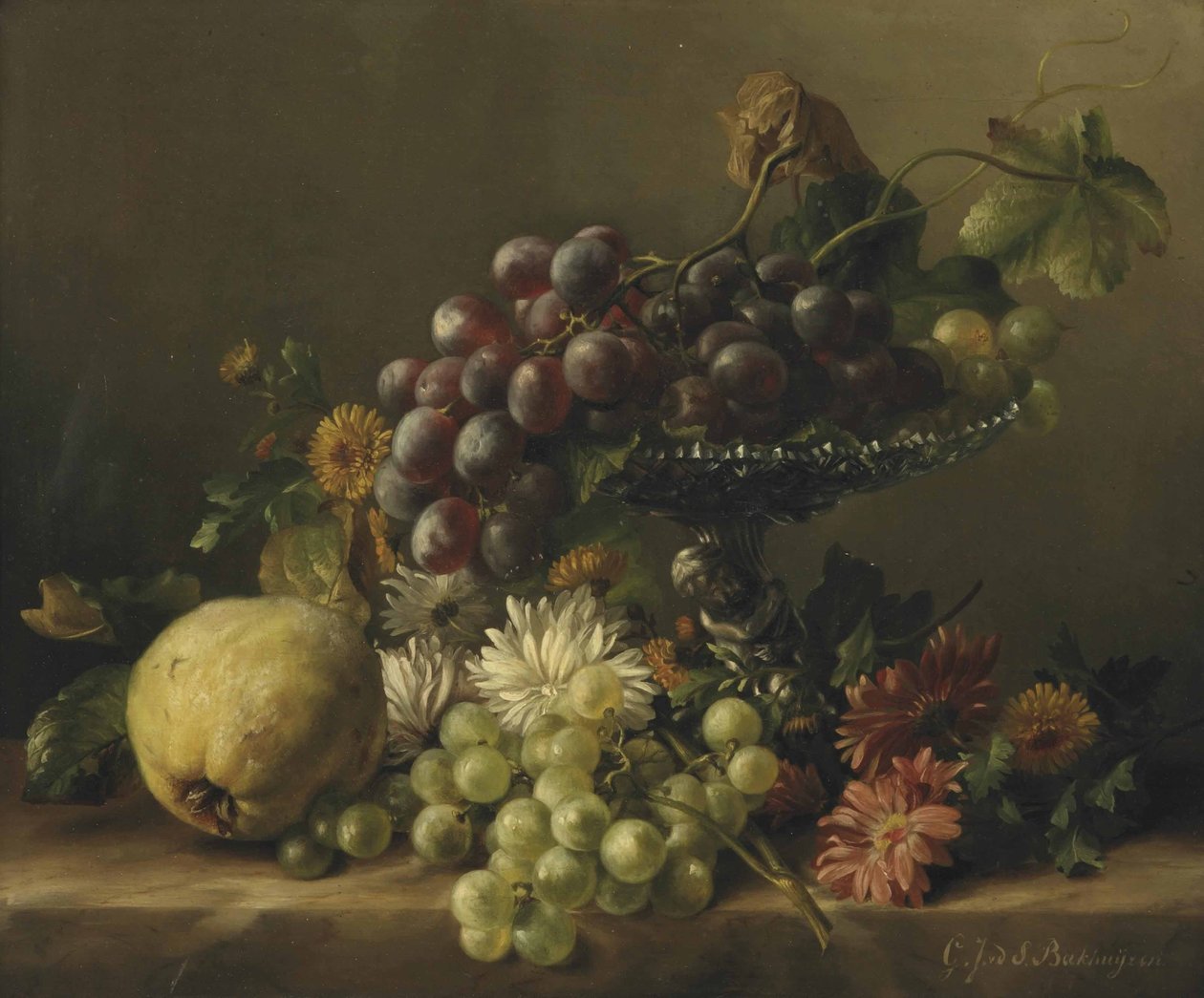 En kvede, løvetann, tusenfryd, dahlia og et platå med druer, alt på en hylle av Gerardina Jacoba van de Sande Bakhuyzen