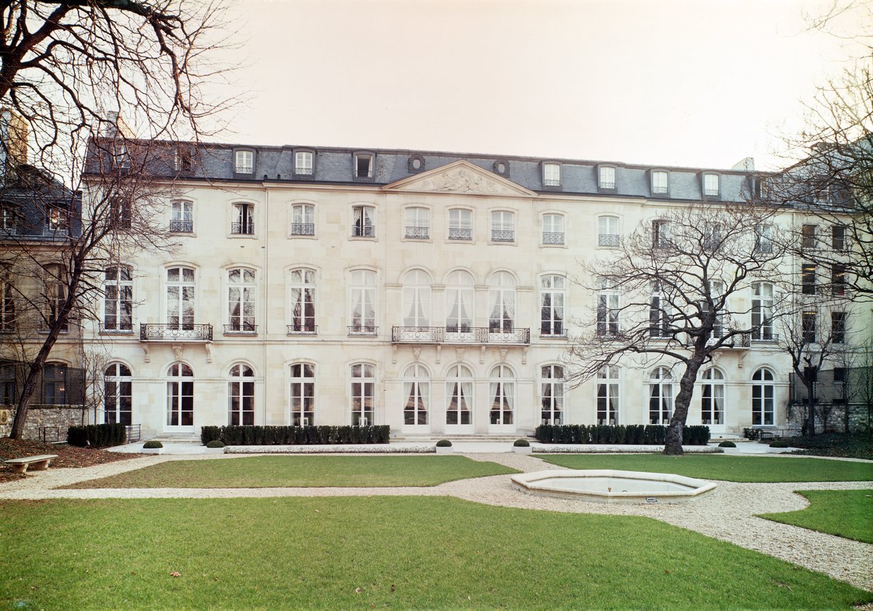 Utsikt over hagefasaden til Hotel de Beauharnais, bygget i 1713 Interiør av Salon Vert i leiligheten til Prince Eugene de Beauharnais (1781-1824) av Germain Boffrand