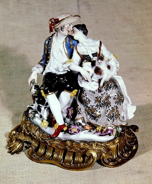 Meissen-figurer av en hyrde og gjeterinne, montert i Louis XV-stil ormolu-rullebaser (porselen) av German School