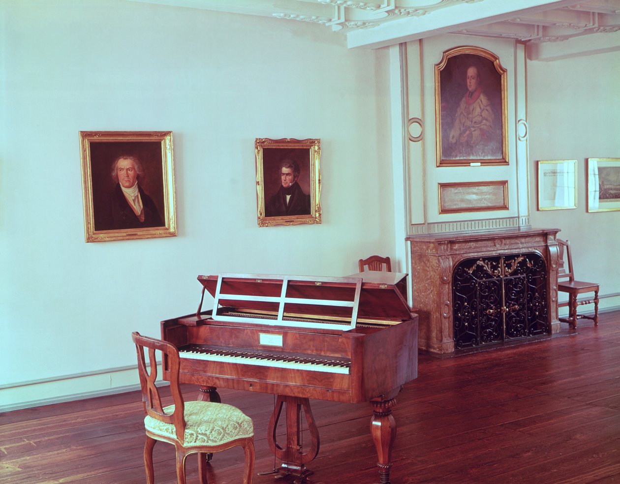 Utsikt over et rom med et flygel som tilhører Ludwig van Beethoven (1770-1827) av German School