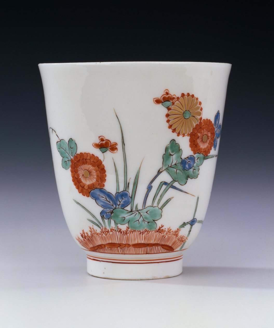 Et Bottger Kakiemon blusset beger malt med krysantemum og gress, ca. 1725 av German School