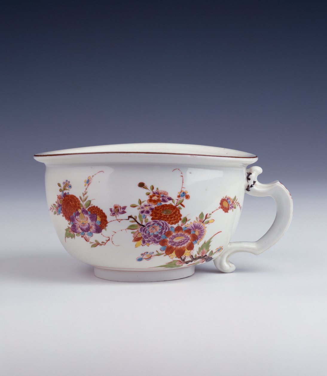 En Bottger-bourdaloue av uregelmessig oval form malt på samme måte som Johann Ehrenfried Stadler, ca. 1725 av German School