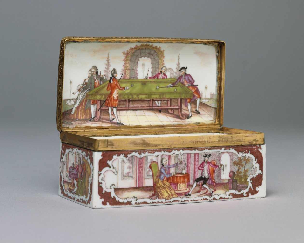 En Frankenthal rektangulær snusboks og bombe-deksel, interiøret i dekselet med en scene av herrer som spiller biljard, ca. 1770 av German School