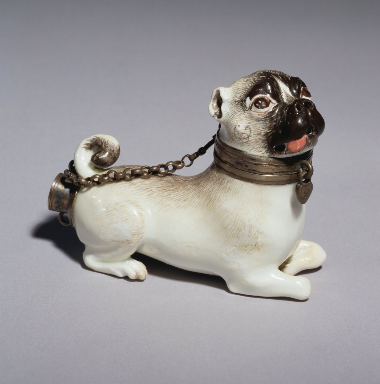 En Meissen rørskål modellert som en sittende mopshund, ca. 1745 (porselen) av German School
