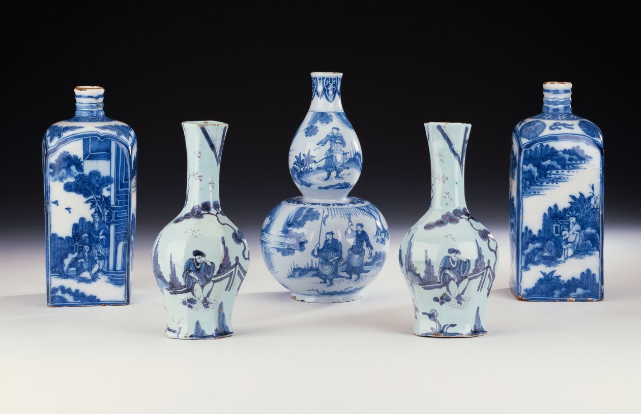 Et utvalg av Frankfurt blå og hvit keramikk i kinesisk stil, inkludert to Frankfurt blå og hvit spritkolber, et par Frankfurt åttekantede Yan Yan vaser, og en Frankfurt blå og hvit dobbel kalebass vase, ca. 1700-10 (keramikk ) av German School