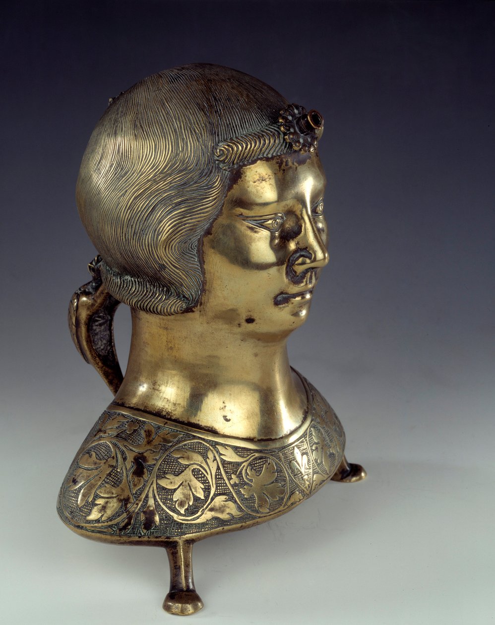 Aquamanile (vask for å vaske hendene til presten under messen) i gullbronse i form av en ung manns byste. 1300-1325. Fra Hildesheim. Søn 0,23x0,19 m Paris, middelalderens nasjonalmuseum, Thermes de Cluny av German School