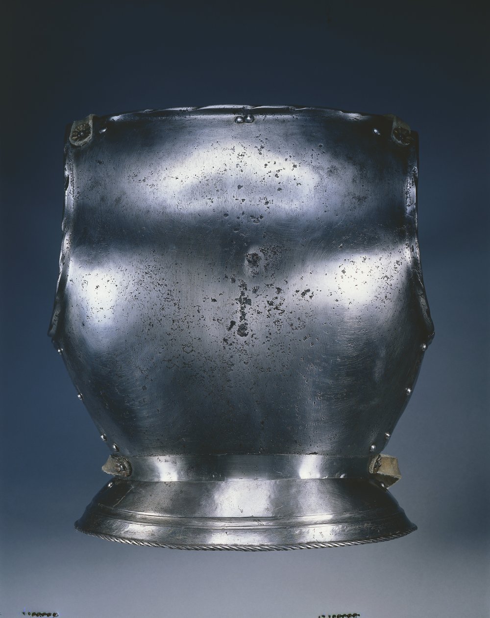 Backplate, c.1510-1530 (steel with black paint, leather straps) av German School