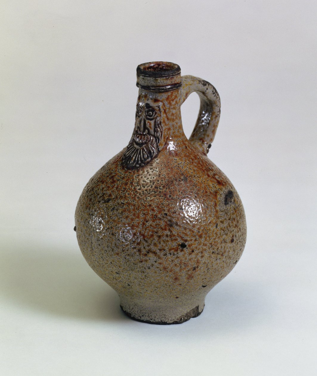 Bartmannkrug eller Bellarmine vinflaske dekorert med en påført skjeggete ansiktsmaske, Tyskland, ca. 1630-40 (saltglasert steintøy) av German School