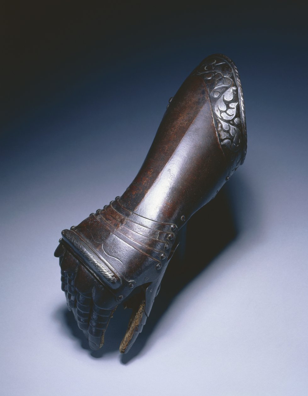 Svart og hvit albuehanske for høyre hånd, ca.1570 av German School