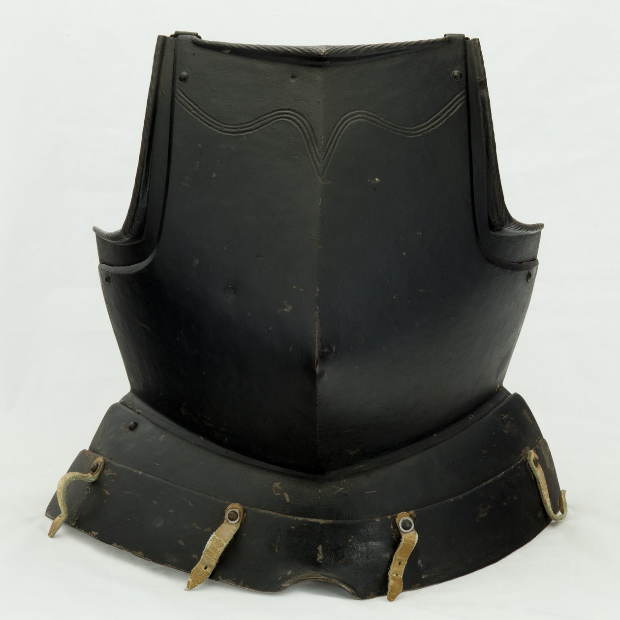 Brystplate, sent på 1500-tallet (jern og svart maling med moderne skinn) av German School