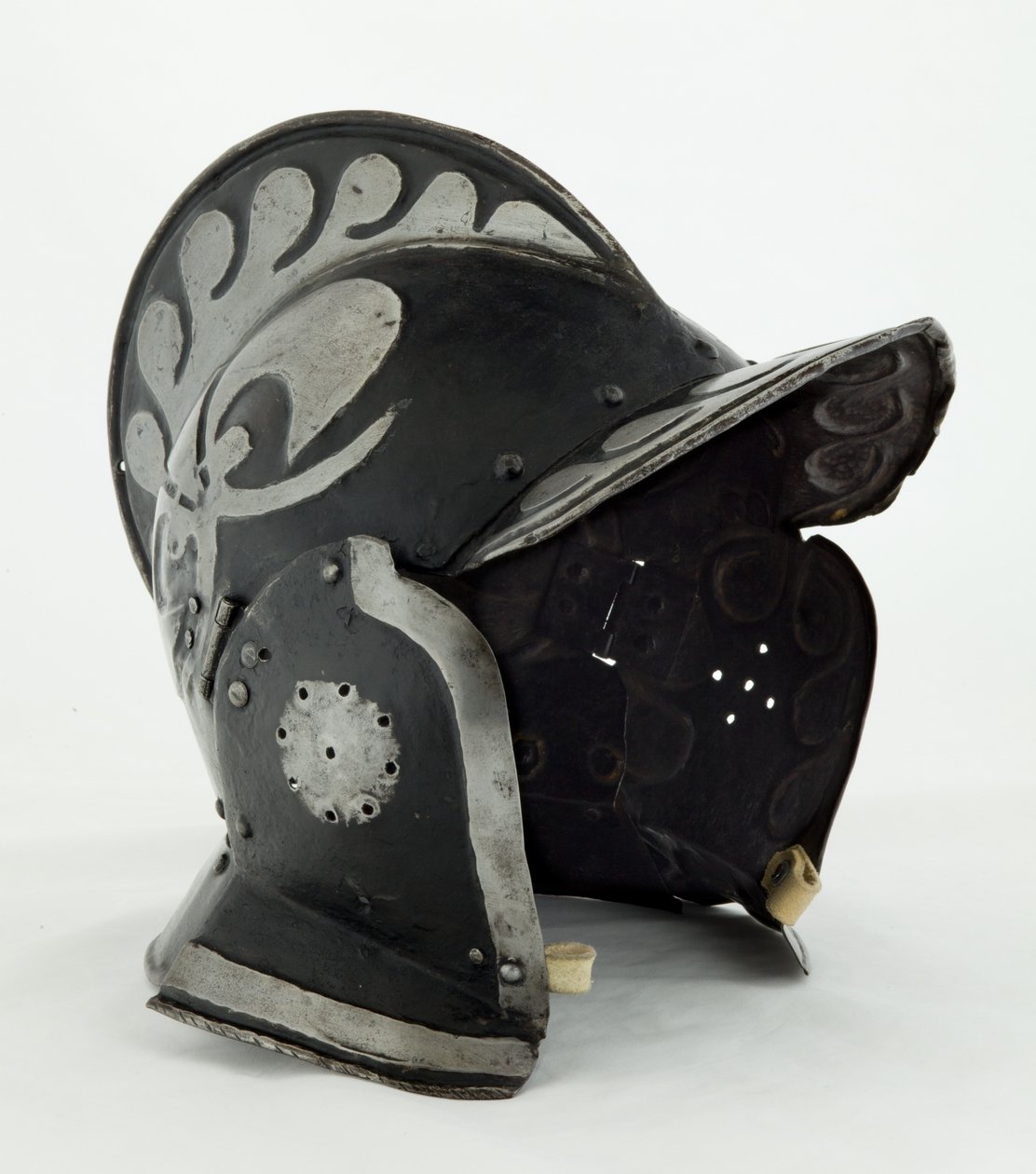 Burgonet, tidlig på 1600-tallet (stål og jern med svart maling og spor av lær) av German School