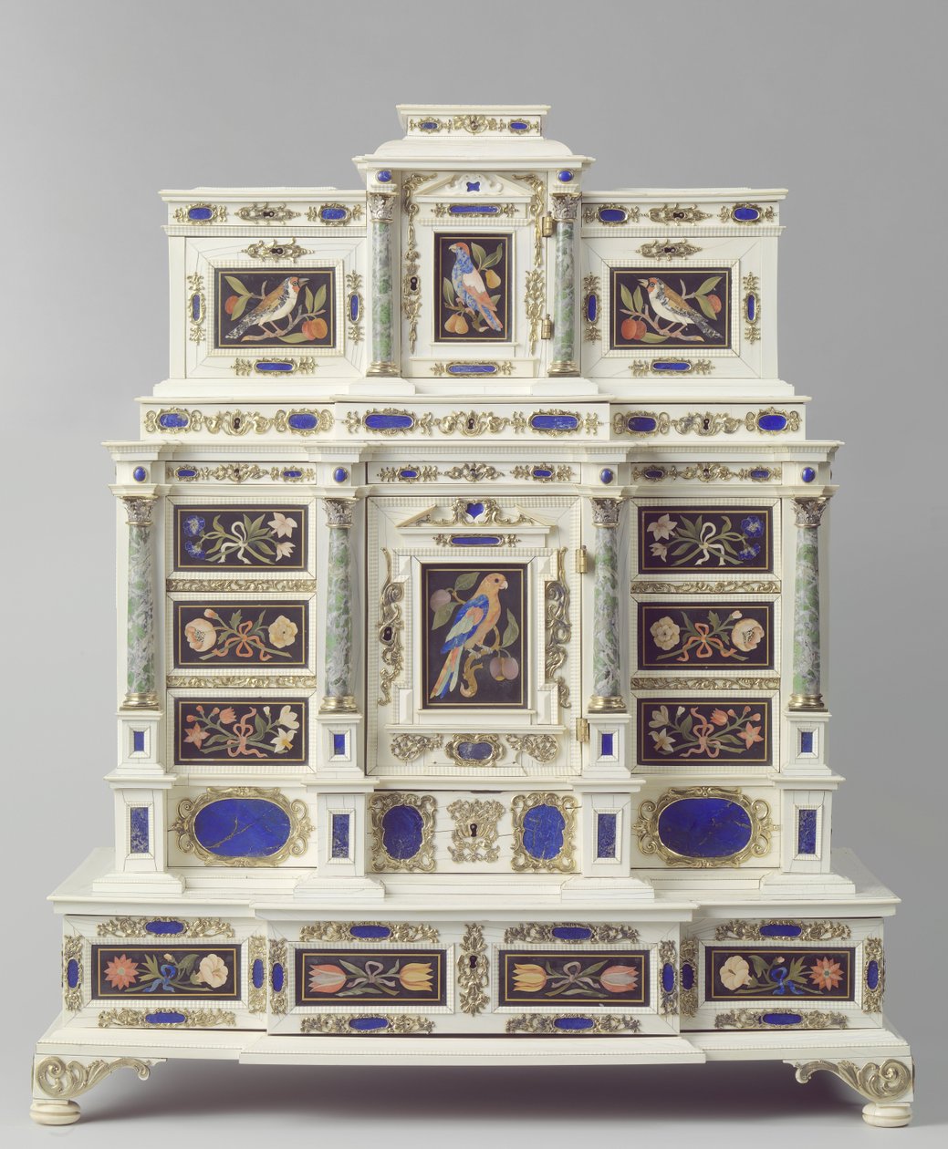Skap laget i Augsburg, ca. 1660-70 (innlagt tre) av German School