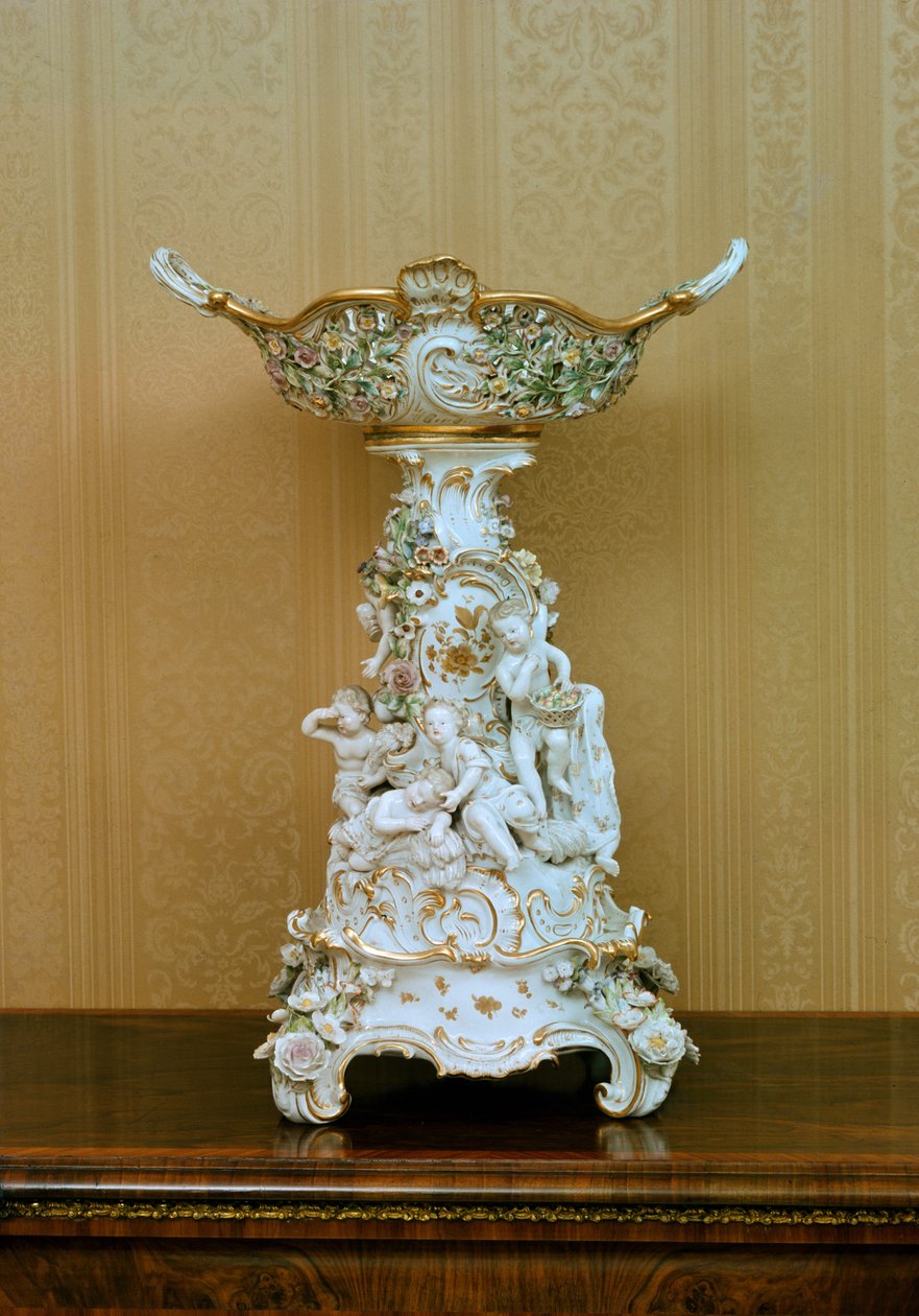 Kakestand med kjeruber som viser årstidene, ca. 1830 (porselen) av German School