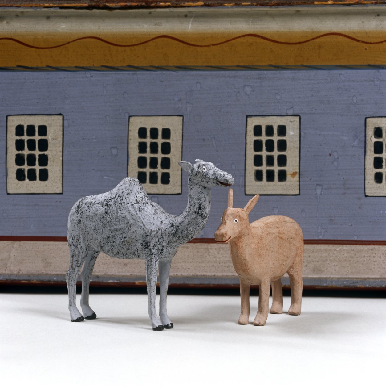 Kamel og neshorn foran Noahs ark, ca. 1840 (malt tre) av German School