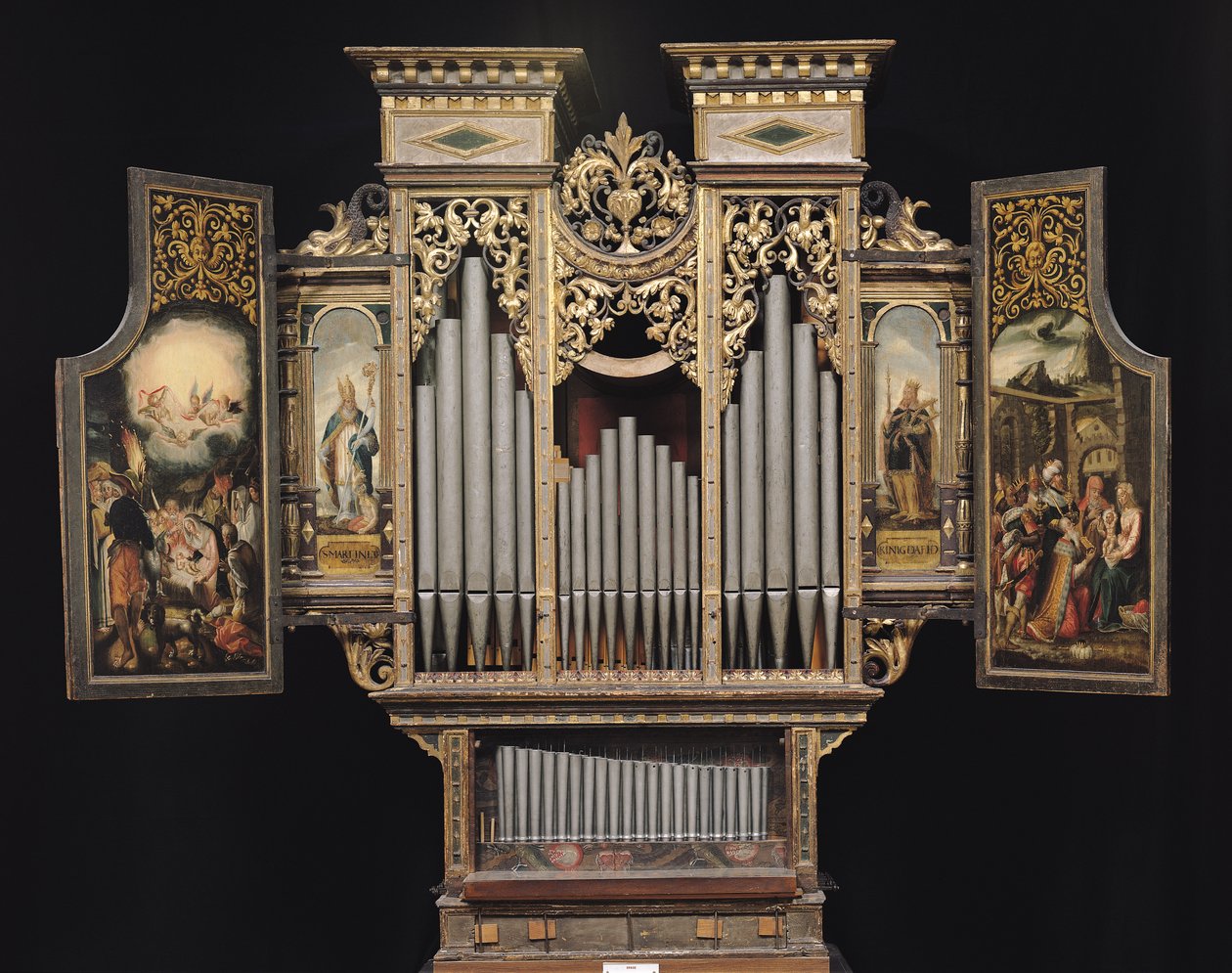 Kororgel med åpne paneler (tre og metall) av German School