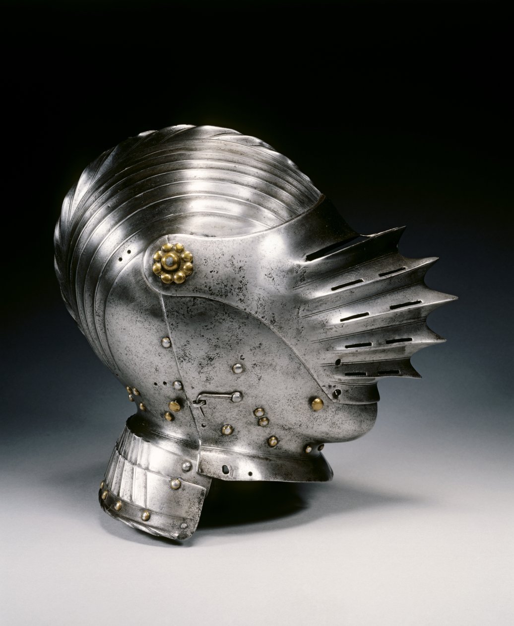 Tett hjelm i Maximilian-stil, c.1520 (stål og messing) av German School