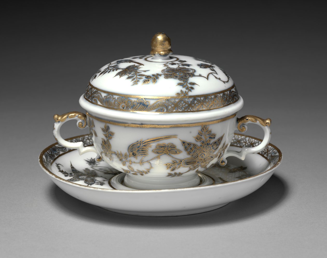 Dekket skål og fat, produsent Meissen Porselensfabrikk, Tyskland, 1730-1740 av German School