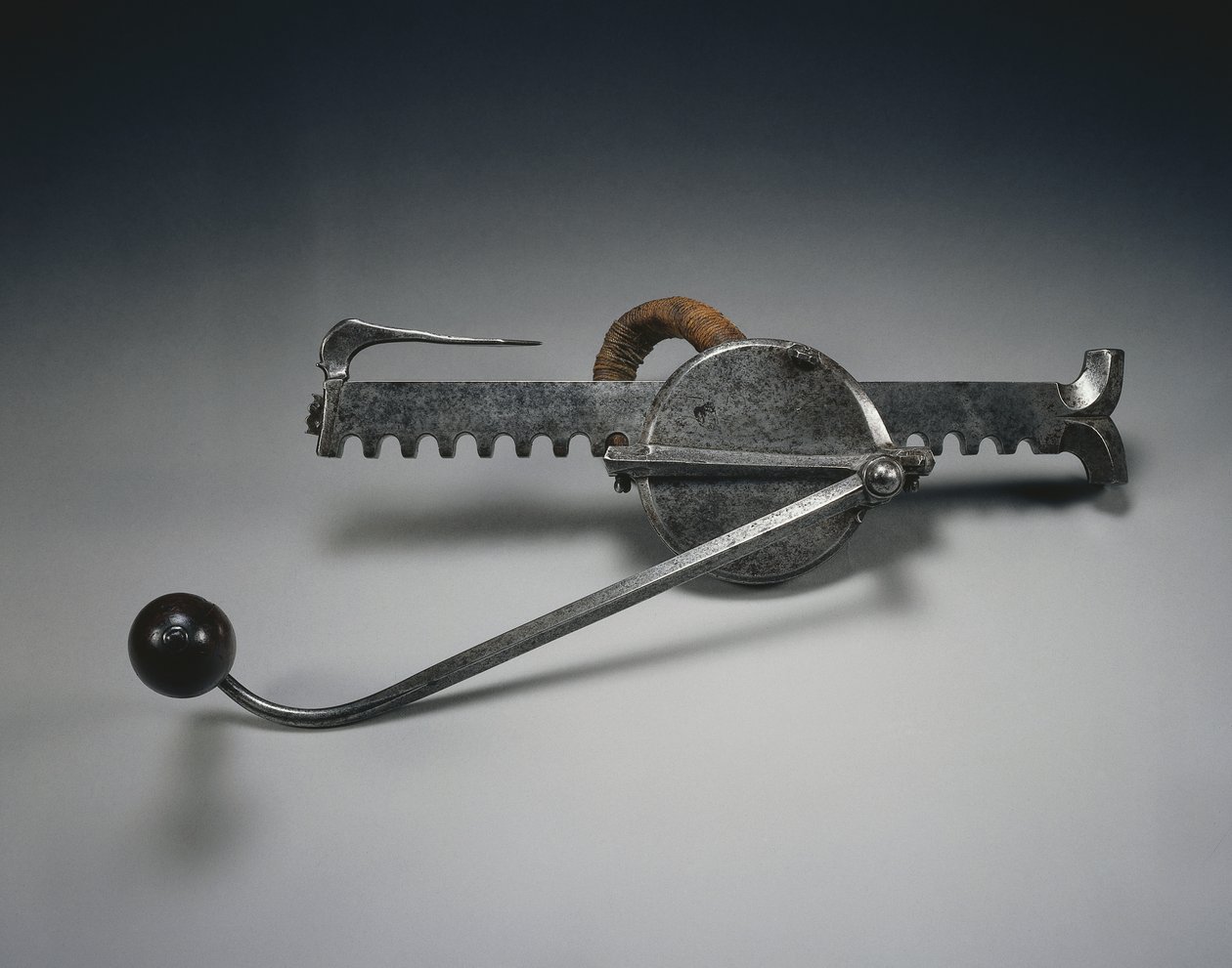 Cranequin, ca. 1528 (stål med linsnor og trehåndtak) av German School