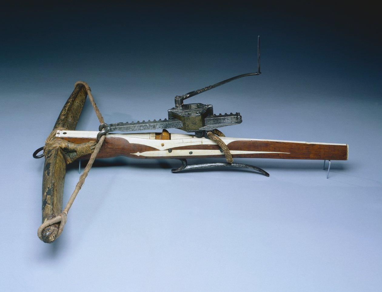 Armbrøst, ca. 1460-70 (tre, bein, horn, jern, stål og pergament) av German School
