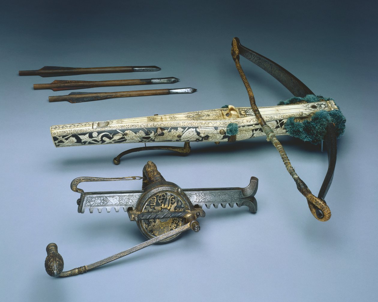 Armbrøst av kurfyrst Augustus I av Sachsen med viklingsmekanisme og tre bolter, ca. 1553-73 (tre, bein, lin, stål og ull) av German School