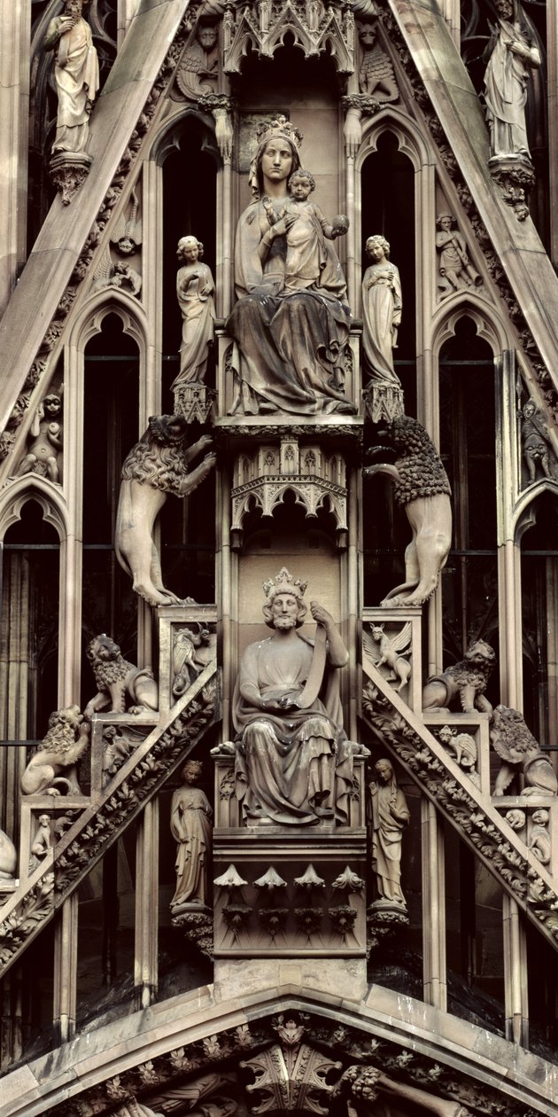Detalj av jomfruen og barnet, fra gavlen over den sentrale portalen på vestfasaden, påbegynt 1277 (stein) av German School