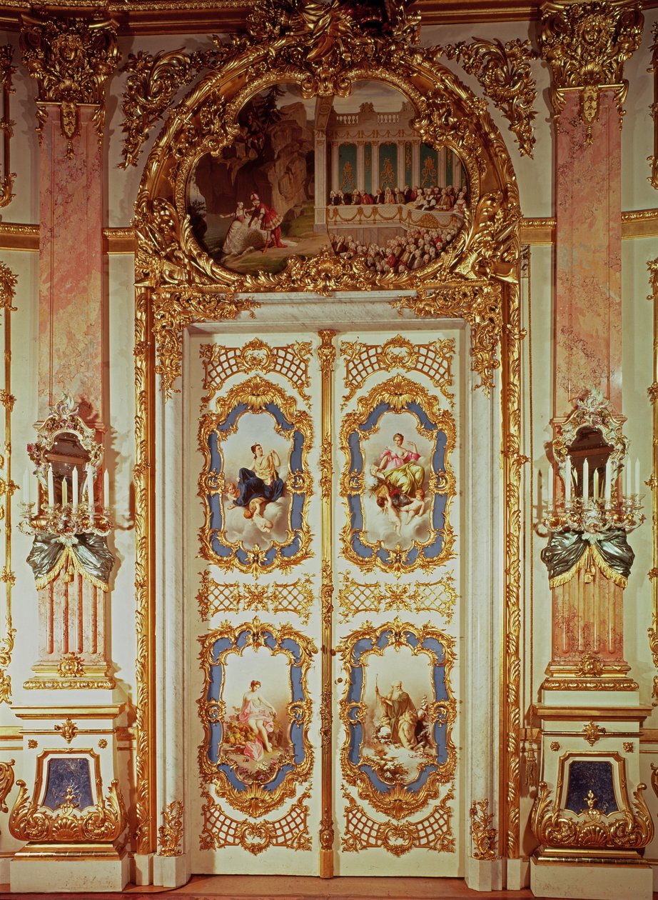 Dør til porselensrommet med fire paneler som viser klassiske scener av Meissen og ett som viser en teateroppsetning av German School