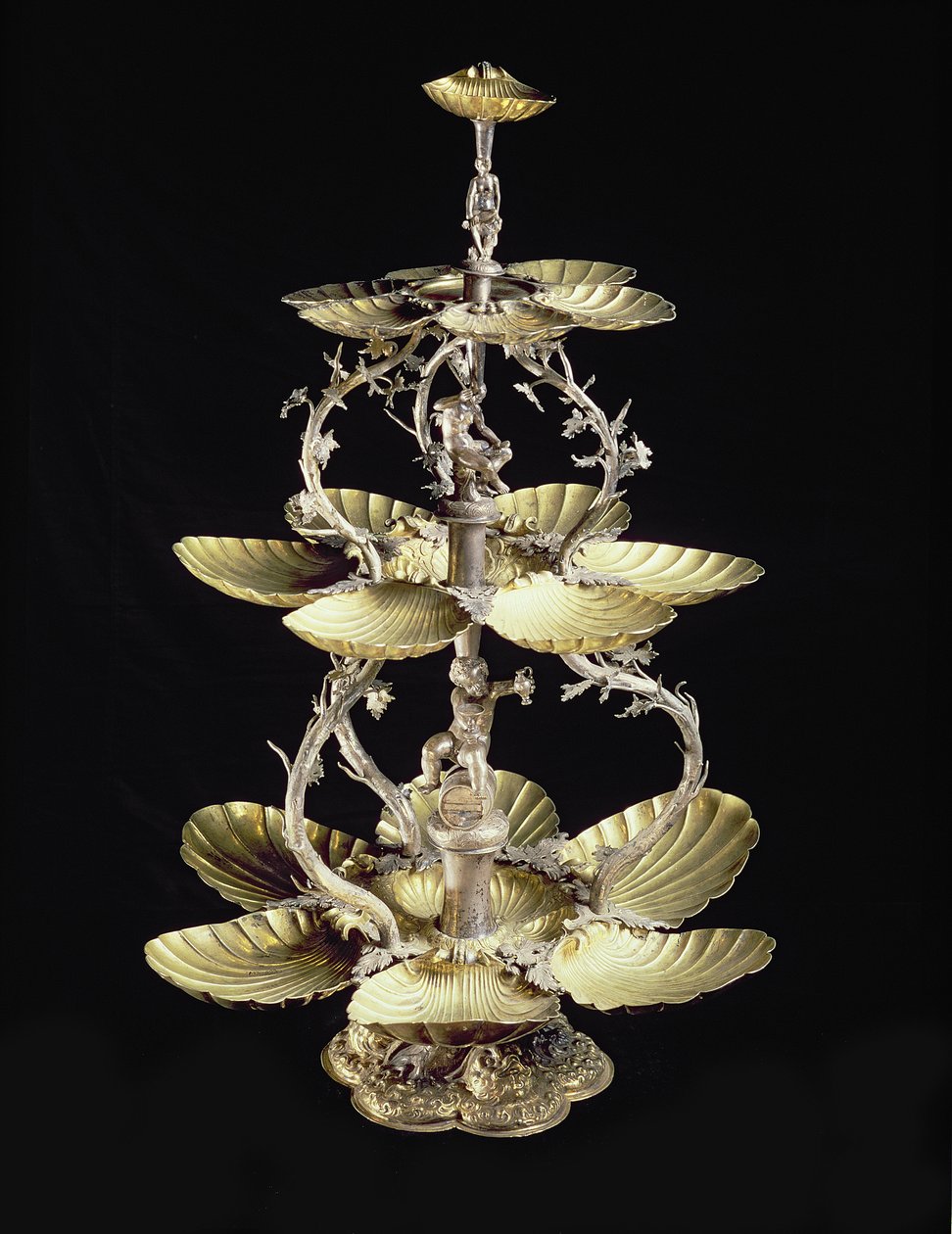 Preget bord midtstykke med skjellformede fat av D.T. Moye, Hamburg, 1633-44 (forgylt sølv) av German School