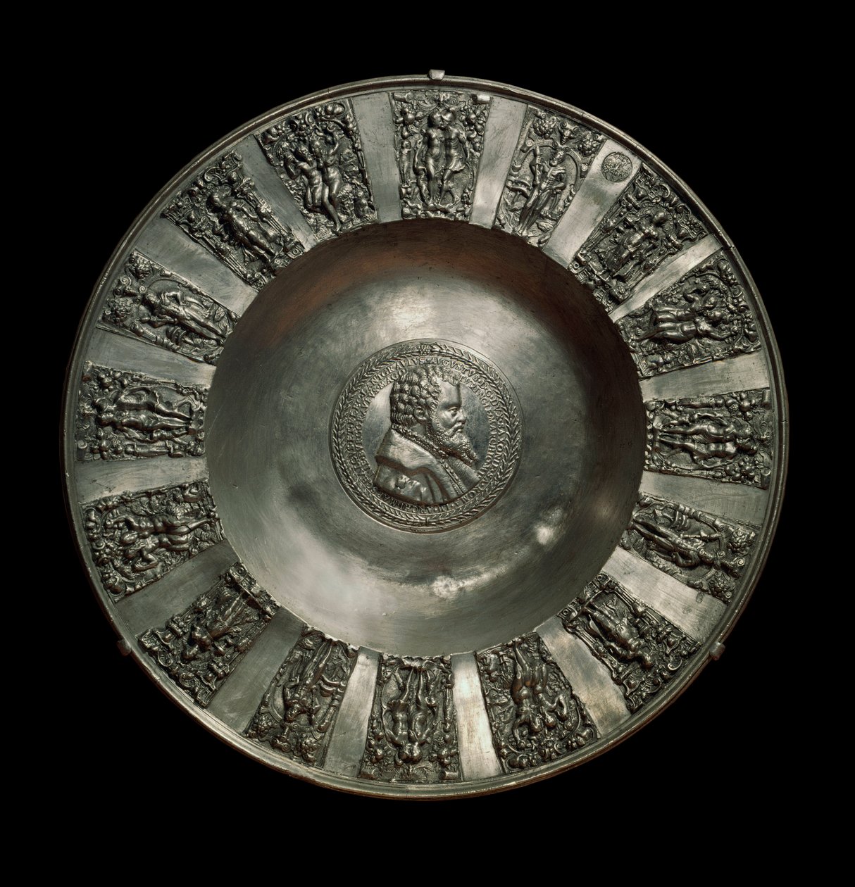 Tysk kunst: tinnsaksisk tallerken rundt 1560. Paris, Louvre-museet av German School