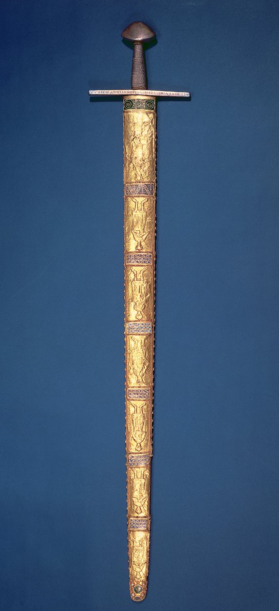 Imperial Sword of the Holy Roman Emperors med delvis forgylt stang og tverrstang, skaftet bundet med sølvtråd og sliren bestående av fjorten gullfolieplaketter jaget med suveren figu av German School