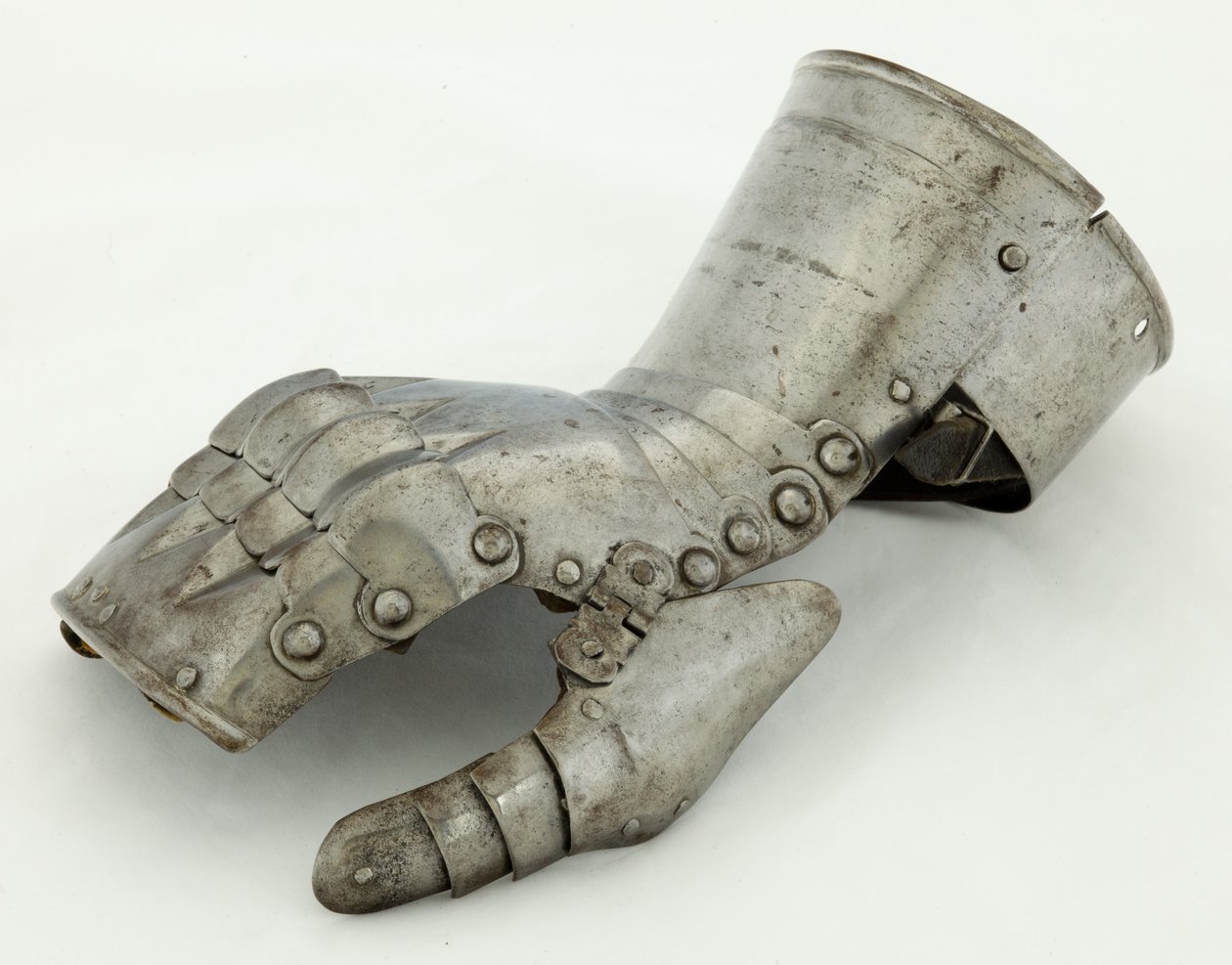 Left Gauntlet, ca. 1490-1510, restaurert 1800-tallet (stål og lær) av German School