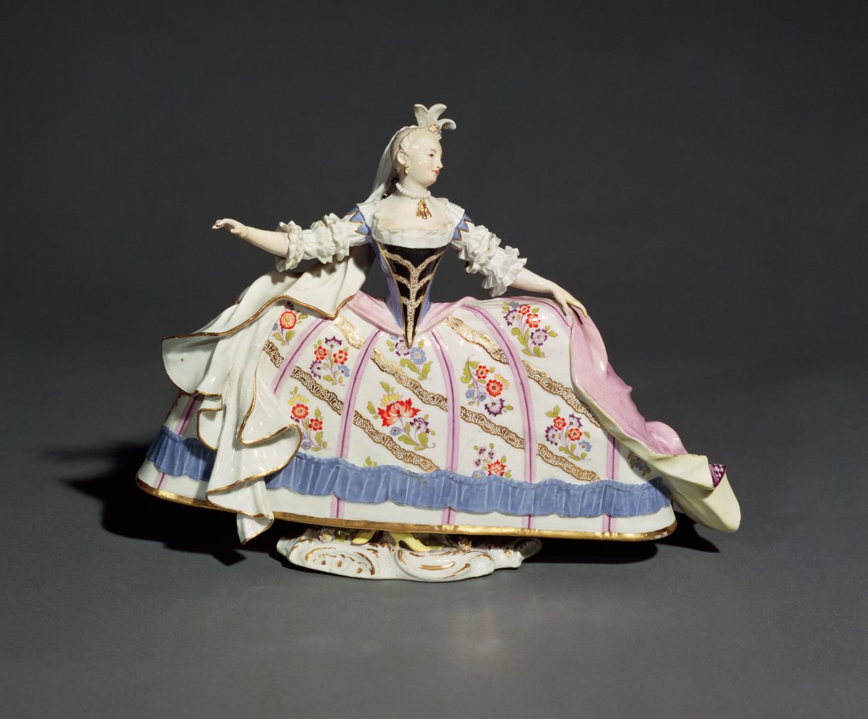 Meissen figur av en kvinne (porselen) av German School