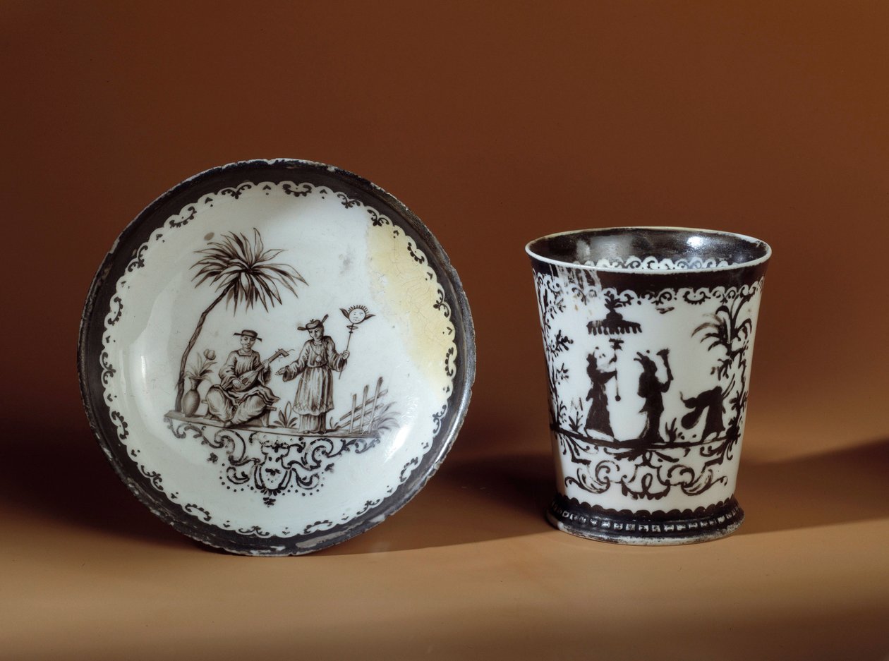 Krusformet kopp og tallerken Bottger (1682-1719) laget av porselen Maissen, dekorert av kinesiske butikker i Ausbourg. 1718 Paris, dekorativ kunst av German School