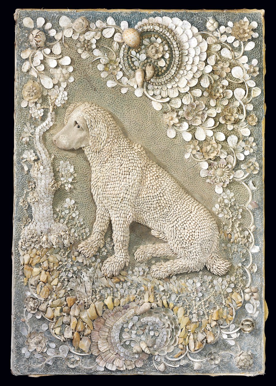 En av et par sittende Louis XV-hunder modellert i relieff, innenfor en grotte-lignende ramme (skallverk, koraller, kvarts og farget gesso) (se også 375094) av German School