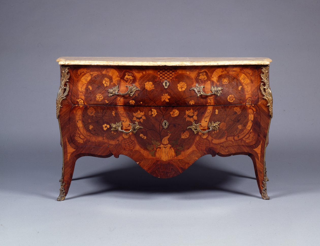 En av et par intarsia- og parkettbord, ca. 1765 (lakkert messingmontert kingwood, amaranth, tulipwood & bois satine) (se også 463023) av German School