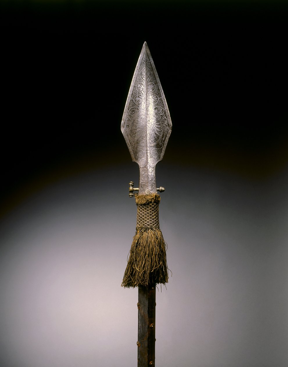 Paradespyd, Augsburg, ca. 1570-1600 (stål, messing, tre og lær med ullkvast) av German School