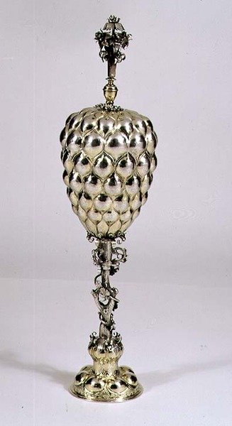 Ananasformet kopp og deksel, Nürnberg, ca. 1620 (forgylt sølv) av German School