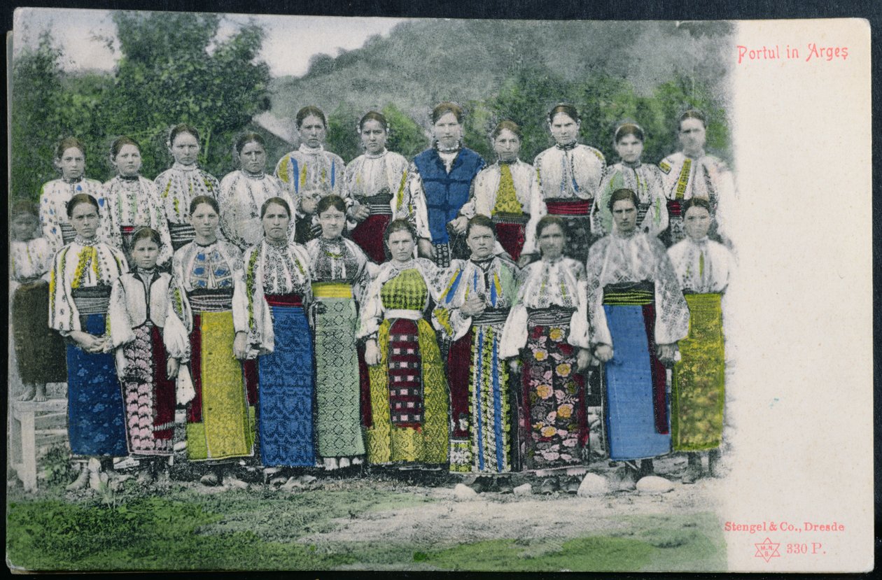 Postkort som viser rumensk tradisjonell kjole i regionen Arges, ca. 1900-10 av German School