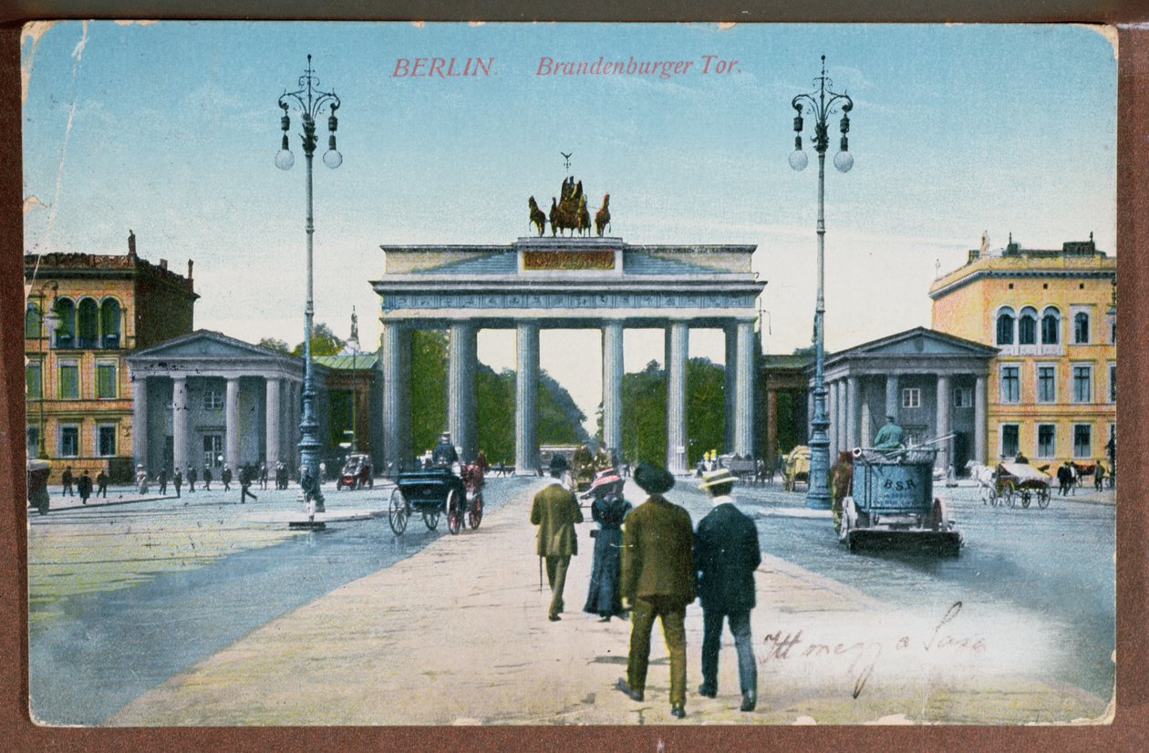 Postkort som viser Brandenburger Tor i Berlin, (farget bilde) av German School