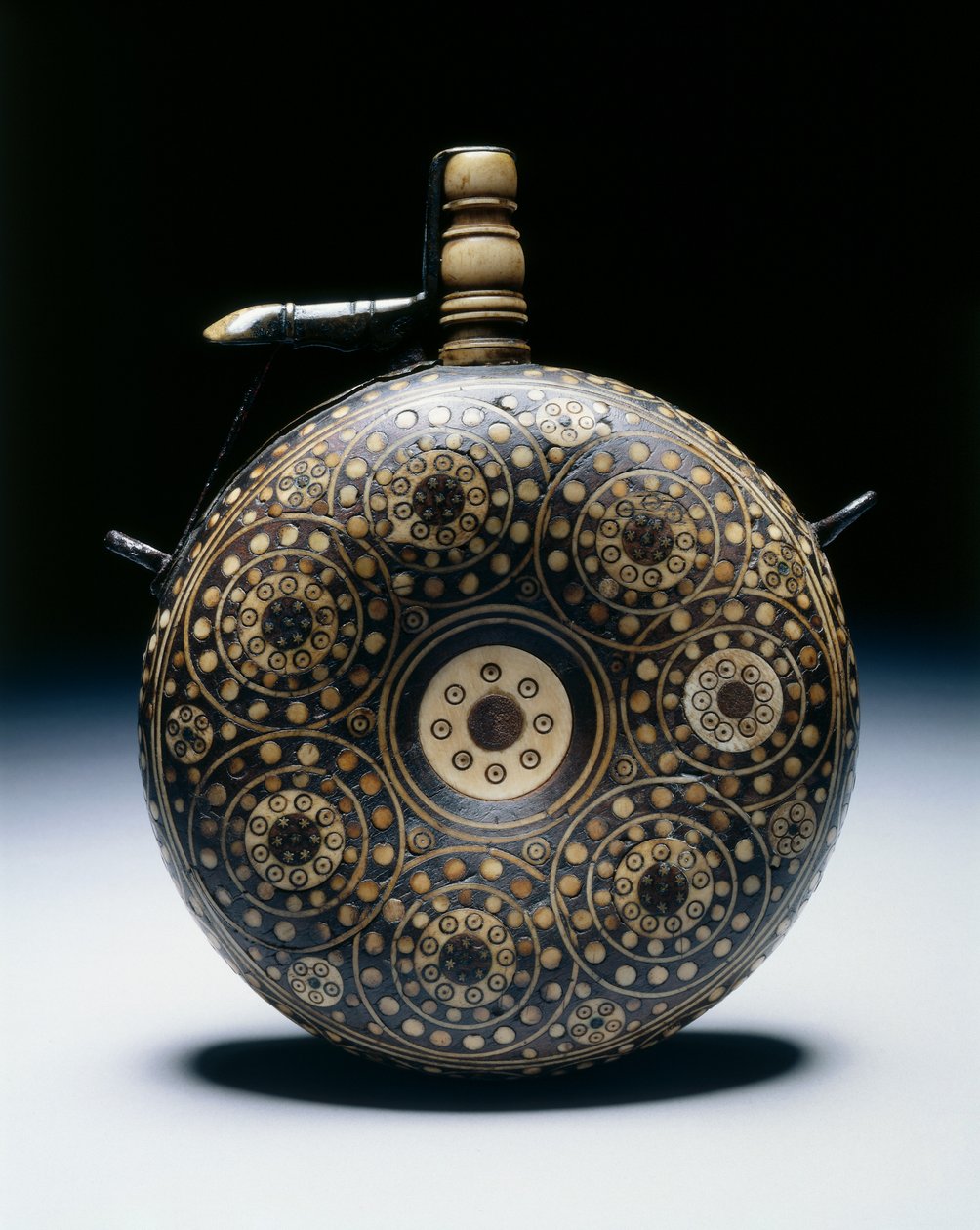 Pulverkolbe, ca. 1620-50 (valnøtt med horn, bein, messing og jern) av German School