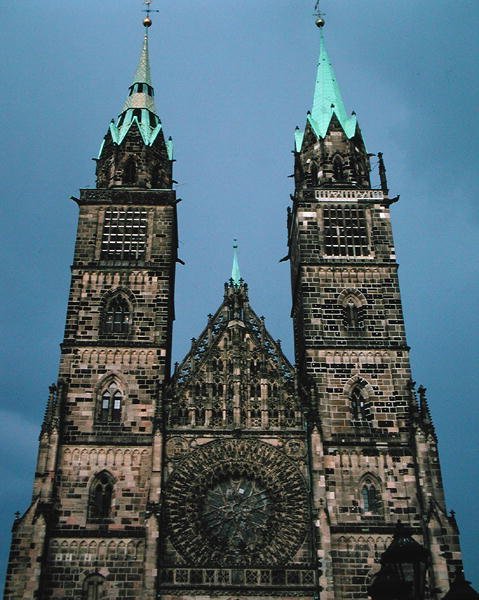 Rosevindu på vestfasaden til St.Lorenzkirk av German School